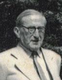 minőségben, később elnöki titkár lett. 1921-ben miniszteri osztálytanácsosként ítélőbírává nevezték ki. 1937-ben tanácselnök, majd 1940-től a Közigazgatási bíróság másodelnöke.