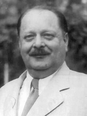 Nem a sablonos munka embere volt, nem a hivatalos óra rideg beamtere. Sőt a hajnali órák már munkában találták télennyáron, hogy a nappalt a polgárság ügyes-bajos ügyének szentelhesse.