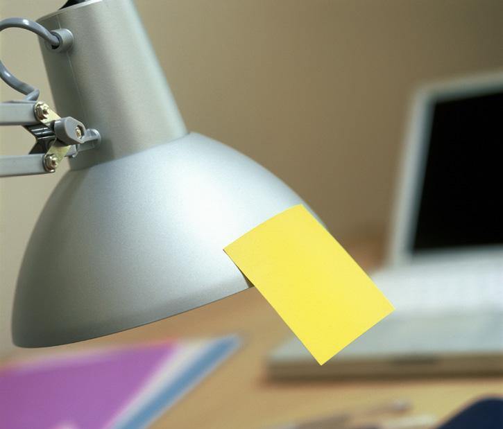 Mindeközben egy másik 3M szakember, Art Fry minden héten kóruspróbákon vett részt, ahol egyre zavaróbbá vált számára, hogy a könyvjelzőként használt papírjai állandóan kiesnek az énekeskönyvéből.