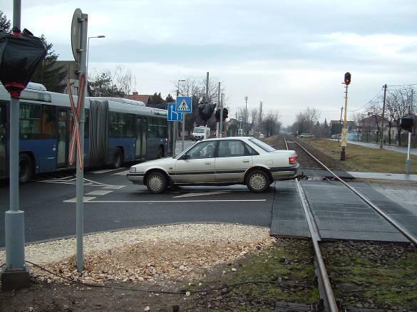 helyezéséig az útátjáró forgalmi rendjének megváltoztatását. Budapest Főváros Kormányhivatala 2011.