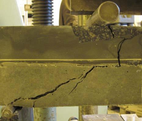 14. ábra. Határfelület mentén elnyíródott gerenda (Beam sheared on the rock-concrete surface) Gál - Görög Erre példa minden rózsaszín gránittal készült próbatest és az 1.
