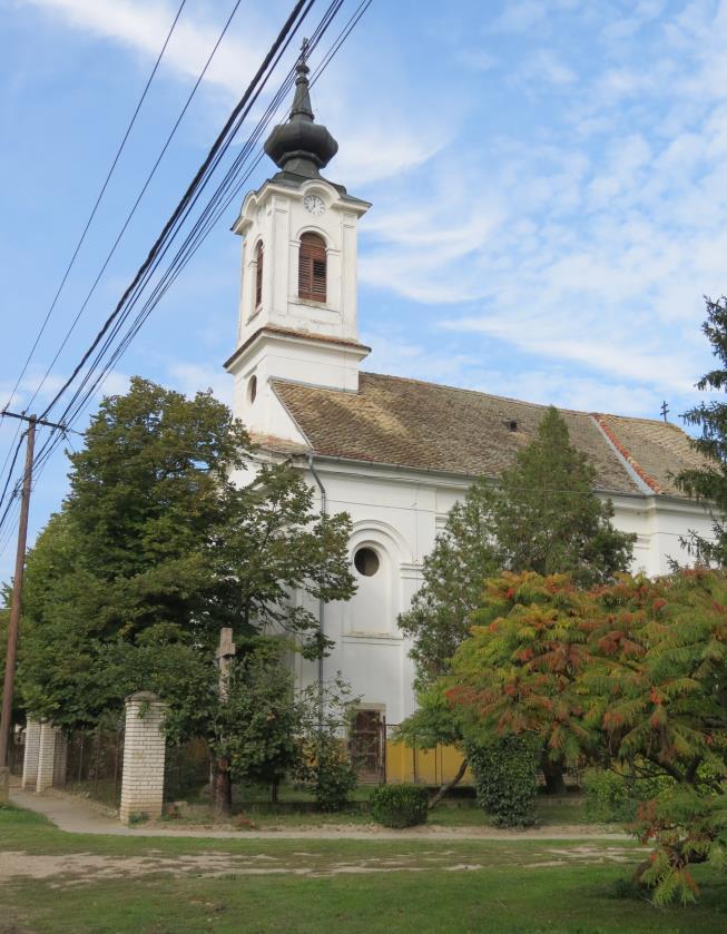 A Kossuth Lajos utcában álló görögkeleti szerb (Szentlélek eljövetele) templom egységes külső és belső építészeti kialakítású. A templombelső legmeghatározóbb eleme a 19.