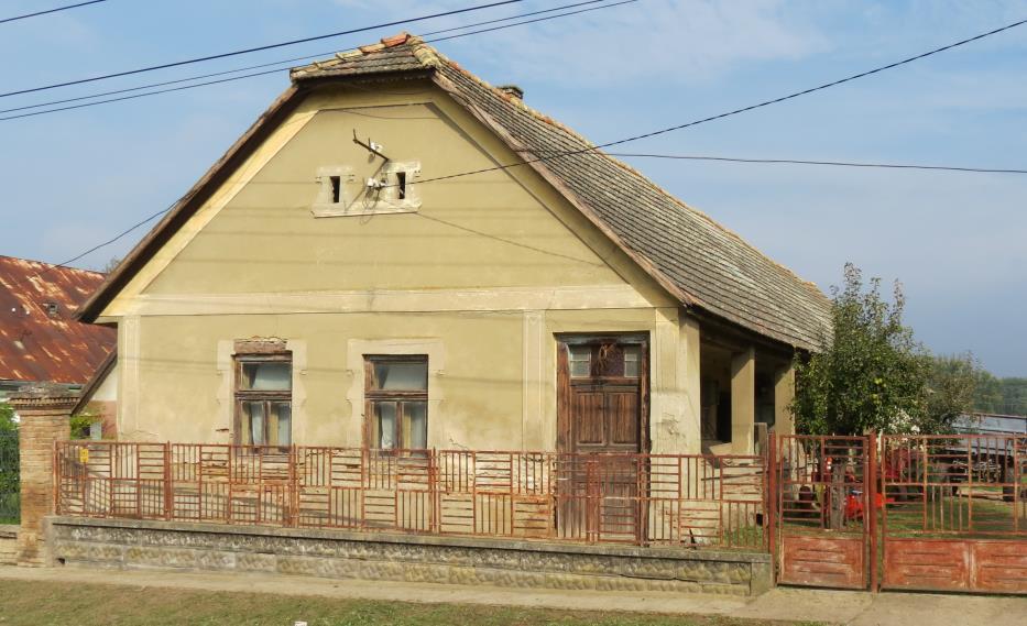 A lakóház utcai homlokzata vakolatdíszes, oromfalán szellőzőnyílások, valamint 2 ablak, és tornácajtó vagy tornácnyílás található rajta. Az udvari homlokzat meghatározó eleme az oszlopos tornác.