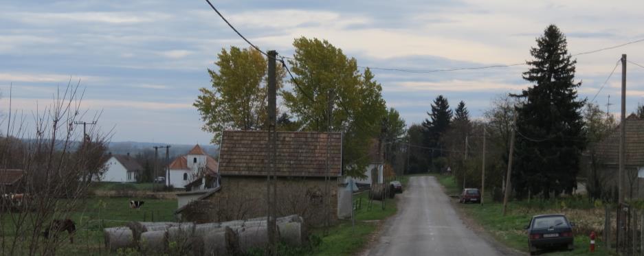 A településszerkezet halmazos, eltérő a beépítés intenzitása.