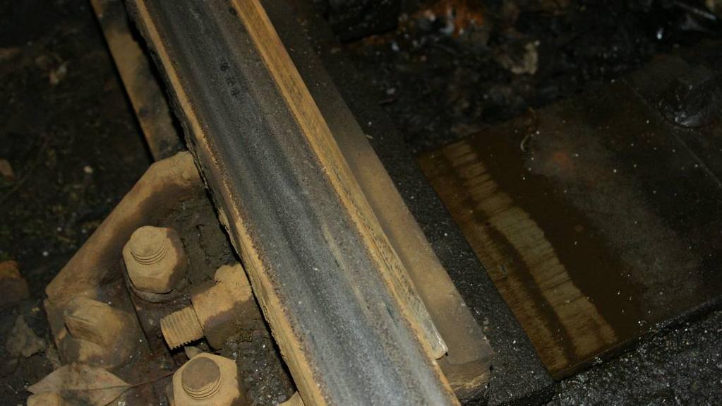 Az üzembentartó tájékoztatása szerint a váltóban a rugó nem kellı húzóereje és a sínszékek szárazabb állapota miatt állhatott elı, hogy a csúcssín nem tapadt megfelelıen a tısínhez.