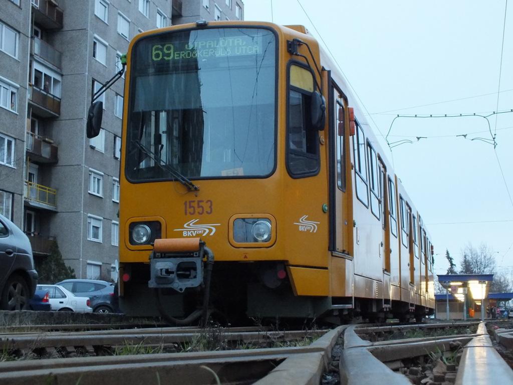 1 TÉNYBELI INFORMÁCIÓK 1.1 Az esemény lefolyása 2014. február 10-én a 69-es viszonylaton közlekedı 1528 psz. villamos jármő vezetıje az Erdıkerülı u.