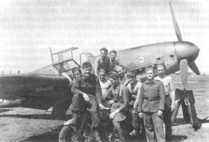 Puma század szerelőinek egy csoportja 1943-ban a keleti fronton (AERO Archív) nagyobb örömére német és magyar katonákat látott az állomáson.