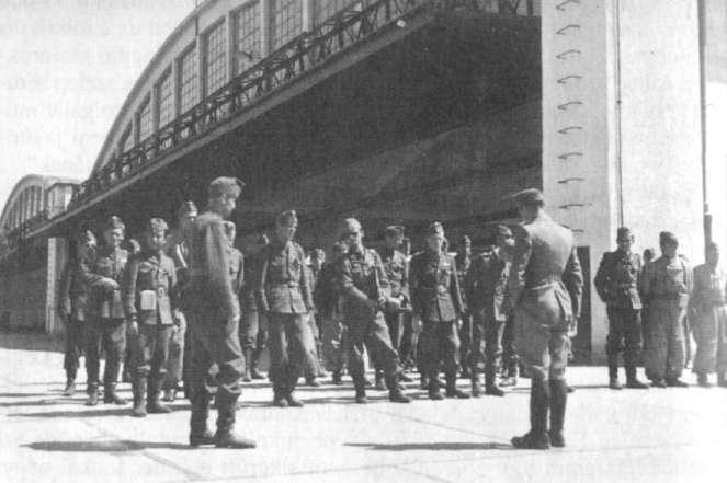 A Boszorkányok reggeli eligazítása Debrecenben, háttal Inokai András százados, félprofilban Ghyczy Tihamér főhadnagy 1942.