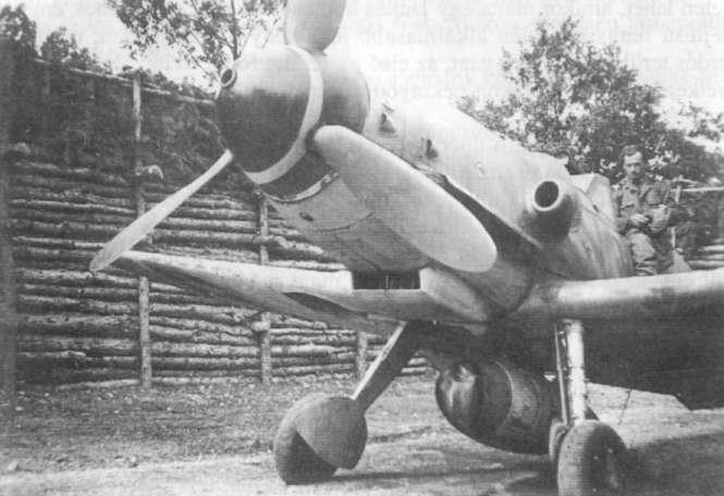 Messerschmitt Me-109G-6 ledobható 300 literes póttartállyal het, hogy ezt ma talán nem mindenki érti meg, de mi ezzel is őriztük halott bajtársaink emlékét.