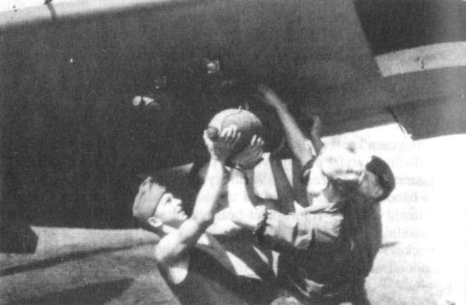 Fw-189 típusú közelfelderítő gépre 50 kg-os bomba felfüggesztése Miután 1942 őszén a teljesen elöregedett Heinkel He-46-osokkal felszerelt kecskeméti 3/2-eseket a népszerű Trón Zsiga" százados