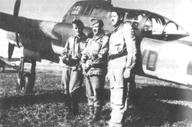 Lévay Pál főhadnagy (megfigyelő), Darvasi Imre őrmester (pilóta), Csorba Ferenc tizedes (rádiós-lövész) FW-189-es előtt számhoz. Lévay volt a gépparancsnok, csendes szavú határozott ember.