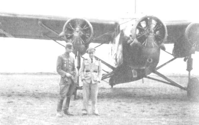 Sági László hadnagy és Marjav György zászlós egy Ca-101-es előtt A Savoiák balesetei, a Capronik kis teherbírása mintegy követelte a Junkers gépek beszerzését. A német fél azonban ettől elzárkózott.