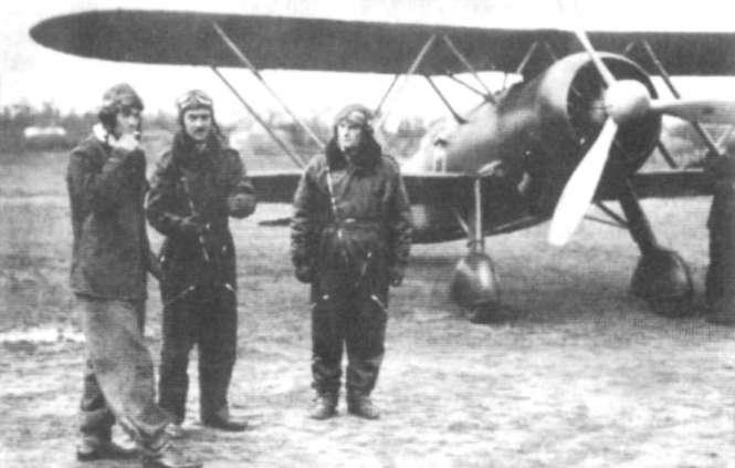 Fiat CR-42-es előtt balról Palkó százados, Zajtay hadnagy és Tar Mihály törzsőrmester ketteseket. Nem bizony, mert ők tudtak legszebben köteléket repülni és kötelékben műrepülni.
