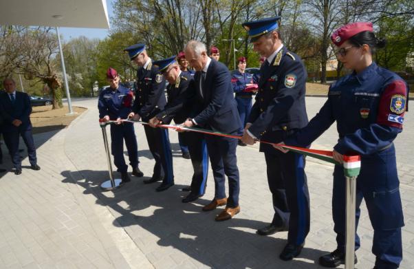 Határvadászok Átadták a kaposvári határvadász objektumot A készenléti rendőrök új, modern és kulturált körülmények között láthatják el a szolgálatot.
