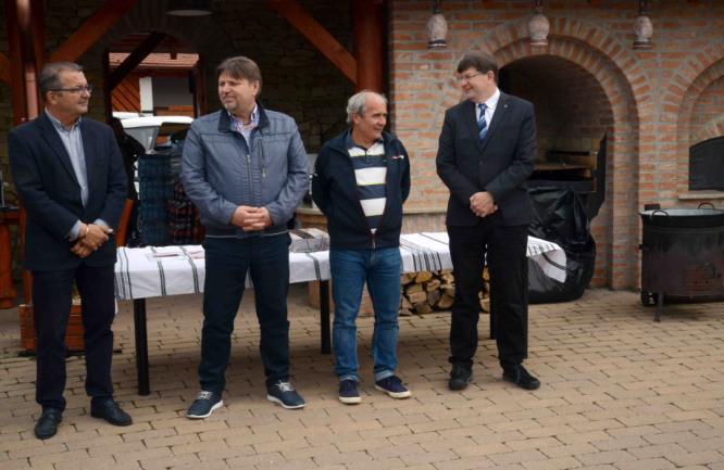 Verseny Zselicvölgyi Gulyásfőző verseny A kormányhivatal csapata is nevezett a tradicionális étellel.