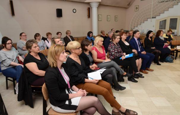 Áldozatsegítés Áldozatsegítés a gyakorlatban Szakmai napot tartottak az áldozatsegítéssel, áldozatvédelemmel foglalkozó állami és civil szervezetek a Somogy Megyei Kormányhivatalban.
