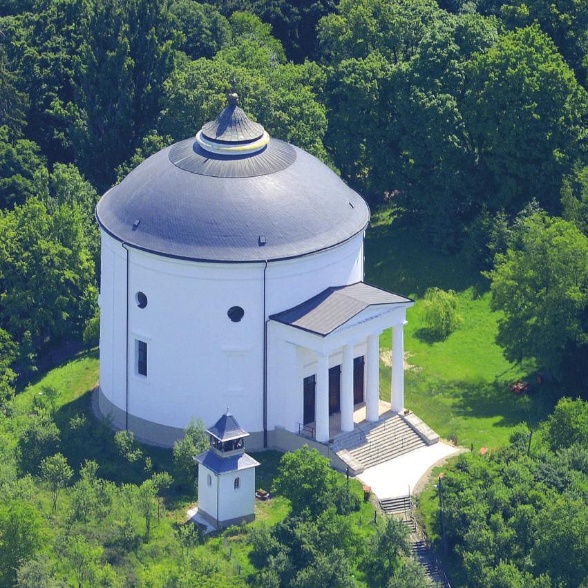 A falu akkori földesura, gróf Keglevich Miklós anyagi támogatásával 1837-1841 között épült különleges épület Magyarország egyetlen és Európa legnagyobb református