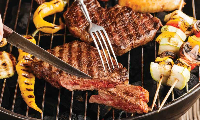 A grillezéshez érdemes beszerezni fémnyársakat, húslapátot, csipeszt, rostélyokat, halsütőt, ecsetet, kesztyűt, speciális tisztítókefét.