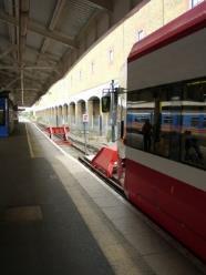 2. Interoperábilitás és modalitás épített megoldásokkal London, Wimbledon: közös peronos átszállás Villamos és vonat ugyanarról a peronról indul egy