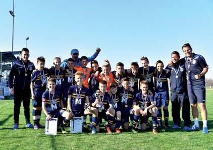 Edzőportré MINDEN NAP AJÁNDÉK A pályán nincs mellébeszélés vallja U13-as csapatunk vezetőedzője, Kanta Szabolcs, akinek a futballistapalánták pallérozása közben a modern technika vívmányainak elszívó