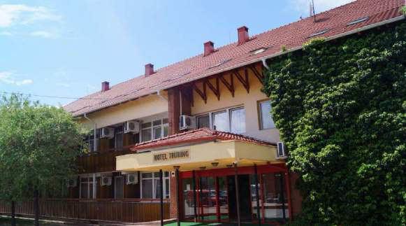 A fürdő környezetében találhatóak a középületek és a település főtere.