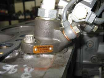 ➌ Bosch Mico nagynyomású szivattyú (Bosch 0414693005 DEUTZ OEM 02113694) Az előszállító szivattyú nyomásával jut a gázolaj a mennyiségszabályozó hozamszelepbe, azon átjutva a stekk-pumpa (PF45)