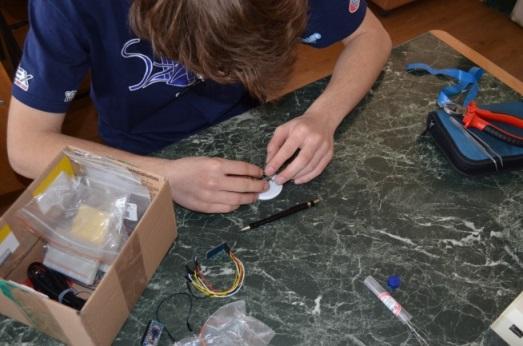 A CanSat in Europe nemzetközi űrkutatási verseny feladata egy olyan mini-műhold jellegű mérőegység megépítése, amely a valódi műholdakhoz hasonló szerkezetű,