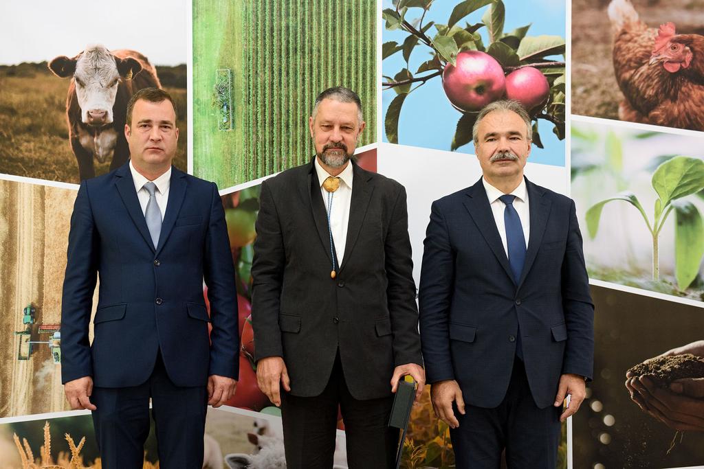 környezettudatos életre való nevelést elősegítő, kiemelkedő újságírói és szerkesztői tevékenységéért; Mőcsényi Miklós, a Fagazdasági Országos Szakmai Szövetség főtitkára az erdészet és faipar