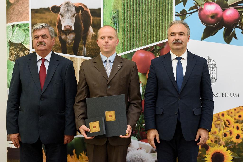 dr. Péli Lászlónak, a Szent István Egyetem Gazdaság- és Társadalomtudományi Kar Regionális Gazdaságtani és Vidékfejlesztési Intézet egyetemi docensének a felsőoktatásban nyújtott kiemelkedő oktatói,