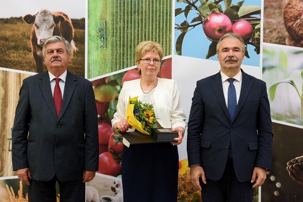 Tóth Lászlóné Nánási Zsuzsanna Judit, a Debreczeni Márton Mezőgazdasági és Élelmiszeripari Szakgimnázium és Szakközépiskola igazgatója több mint négy évtizedes feltáró-elemző munkássága mellett a