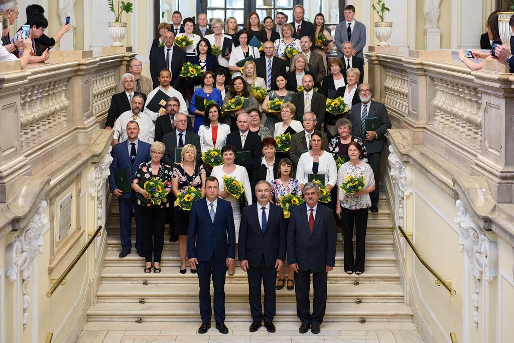 Szabó Sándor, a Széchenyi István Mezőgazdasági és Élelmiszeripari Szakgimnázium, Szakközépiskola és Kollégium szakoktatója több mint három évtizedes kiemelkedő pedagógiai munkájáért, a tanulók