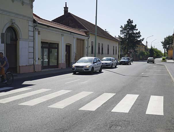 mánytól pályázaton is nyert pénzt az önkormányzat, ebből újulhatott meg a Kőrösi út egy része, illetve a Bercsényi-Szolnoki út kereszteződése, ami nagyon időszerű volt már.