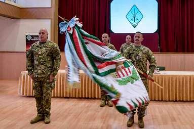 Az eseményen Korom Ferenc altábornagy, a Magyar Honvédség parancsnoka köszöntötte a régi és az új parancsnokot.