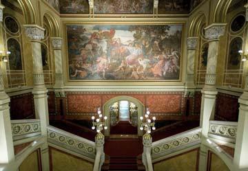 7 SERVICES GUIDED TOURS IN VIGADÓ Vigadó is looking forward to your visit: explore the building s beautiful interiors, history and panorama. Guided tours are available for groups only.