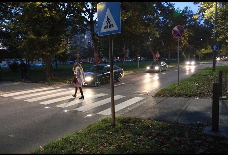 A zebra mindkét oldalán érzékelők kerültek felszerelésre, amelyek jelet küldenek a zebra Debrecen: az ország első