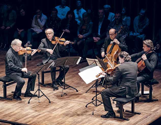 Valuska Gábor BEETHOVEN-NAPOK VÁRJON, PERÉNYI, KELLER, HUNGARIAN QUARTET Bensőségesség, szuggesztivitás, intimitás e jelzők kötik öszsze a délutáni koncert egyes számait, amelyek valóban Beethoven