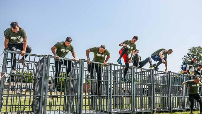 12 Katonasport MILITARY SURVIVAL RUN AHOGYAN A PROFIK CSINÁLJÁK Tikkasztó forróság fogadta június 13-án a Magyar Honvédség Pápa Bázisrepülőtérre érkező, kalandvágyó résztvevőket, akikre Magyarország