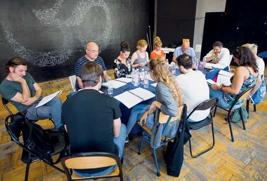 SZÍNHÁZ // AJÁNLÓ Marihuánabiznisz a dohányboltban Hogy a tüdőbeteg nagypapa apa kezelésére összegyűjtsék a pénzt, a Szalai család elhatározza, hogy Nemzeti Dohányboltot nyit.