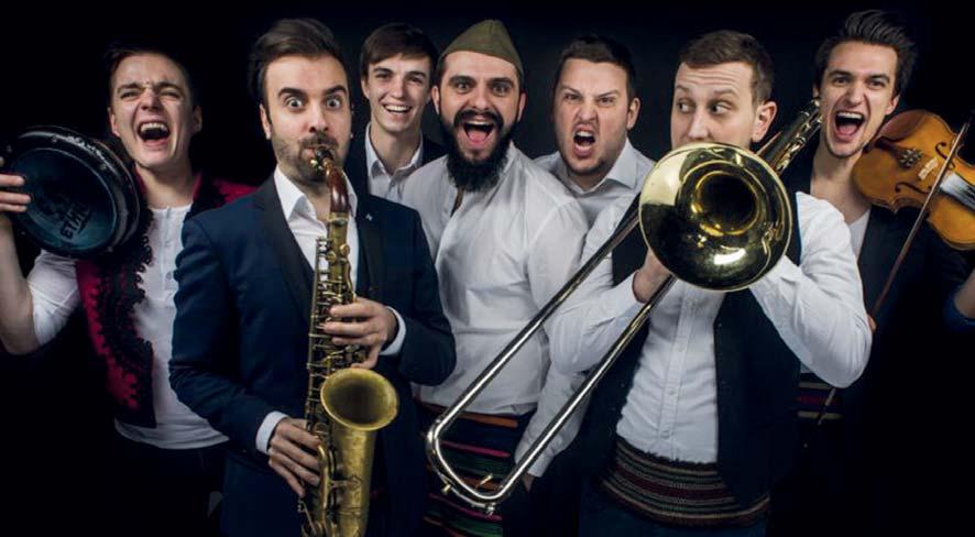 a színtér egyik legmeghatározóbb gitárosát (és nem mellesleg basszusgitárosát is). Paul Gilbert aki a Racer X és megannyi projekt zenészeként szintén csúcsteljesítményt nyújtott.