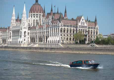 A vízi limuzin olyan kaland lehetőségét kínálja, amelyet senkinek sem szabad kihagynia, aki a fővárost két partra osztó folyót szelve szeretné élvezni a luxustaxizást.