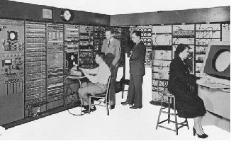 1950: MIT: számítógéppel vezérelt képernyő SAGE légvédelmi rendszer (a programok