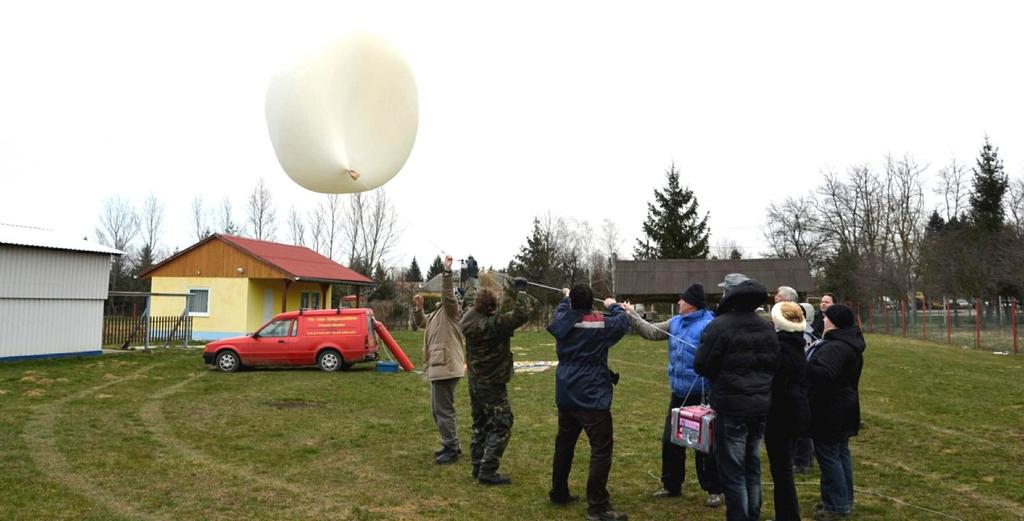 3. ábra: Hegyi Norbert és a Vega Csillagászati Egyesület ballonindítása 2013.