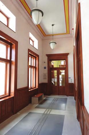 fafödémet el kellett bontani. A díszítőfestés egy jellemző darabját a mennyezetről leválasztottuk. Az új vasbeton födémre a restaurált darab az eredeti helyére tanúfelületként került vissza.