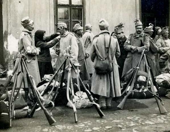 mindennapokba is bepillantást nyerhetünk. A háborús életképek egyenruha-, felszerelés- és fegyverzetbemutatóval egészülnek ki. Az I.