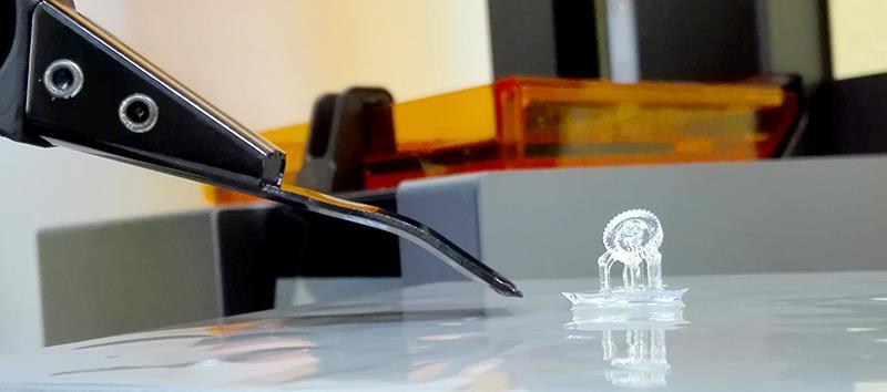 Az elérhető, 3D nyomtatható műgyanták között találunk: salak nélkül kiégethető öntészeti alapanyagokat nagyszilárdságú, szerkezeti alapanyagokat flexibilis