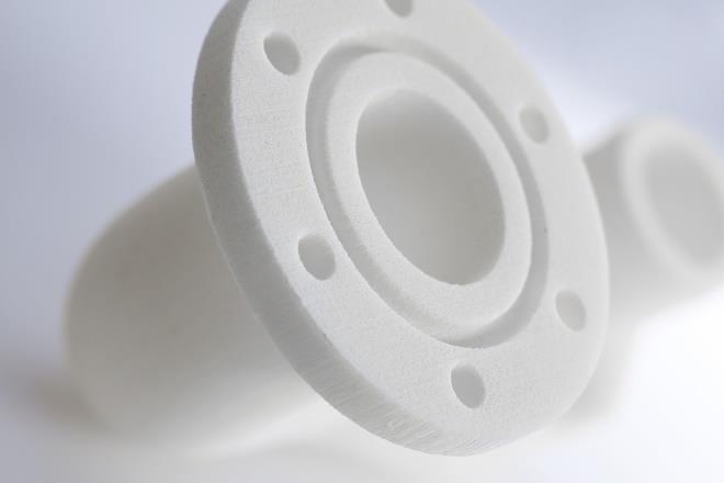 Poliamid A poliamid 3d nyomtatott alkatrészek finom, fehér színű porból készülnek. Az eredmény egy viszonylag rugalmas, erős alapanyag, amely jelentős erőket és hajlító nyomatékokat tud felvenni.