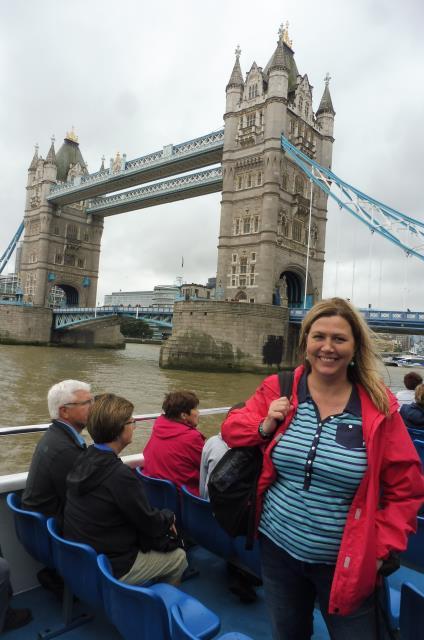 Hajózás a Temzén és a Tower Bridge megtekintése belülről.