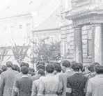 A Batsányi utcai műhelyét 1971-ben nyitotta meg, és azóta is ott dolgozik. Sajnos a kárpitosmesterség a kihaló szakmák közé tartozik állapította meg Marton Ferenc.