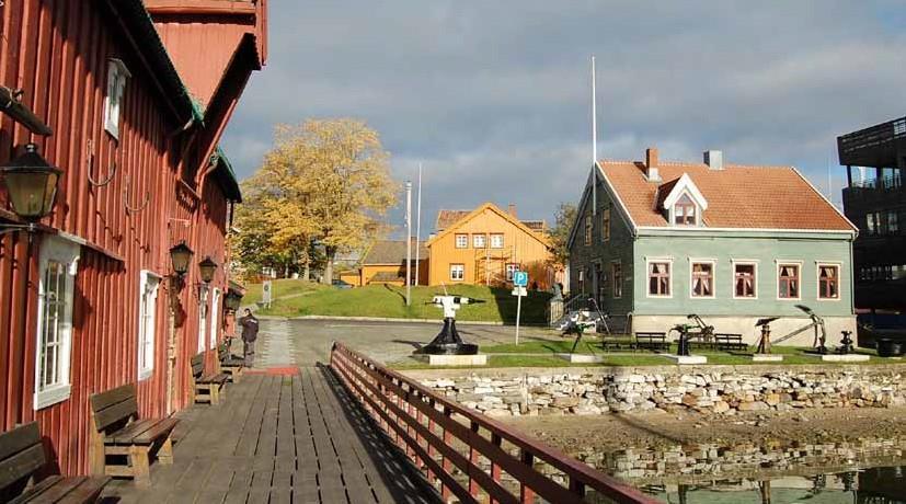 Skansen lea 1200-logu mannosaš ladni. Ladni muvrabázahasat leat gaskaáiggi áidna oinnolaš mearkkat Romssa gávpogis.