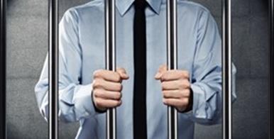 Vezető Tisztségviselők Felelősségbiztosítása (D&O) Szerződő az a személy, aki a biztosítási szerződést a biztosítóval megköti és a biztosítási díj fizetésére kötelezettséget vállal.